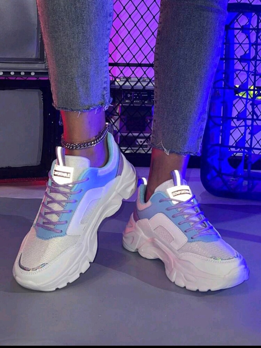 **WOMEN'S ATHLETIC SNEAKERS IN WHITE COLOR WITH LAVENDER AND BLUE ACCENTS".💲💲